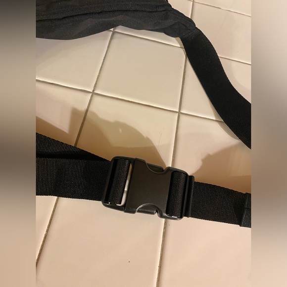 Nike Crossbody Fanny Pack Bag Hip Waist Bag Adjustable Band Black & White - Picture 7 of 7